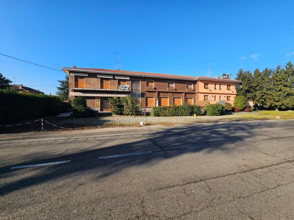 casa indipendente in vendita ad Oleggio