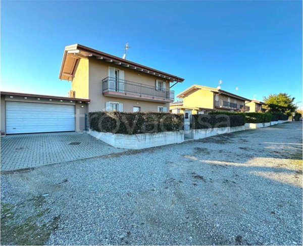 casa indipendente in vendita ad Oleggio