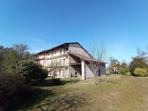 casa indipendente in vendita ad Oleggio