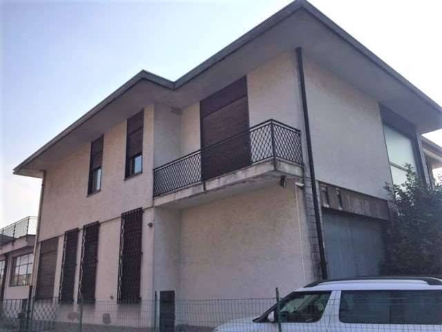 casa indipendente in vendita ad Oleggio