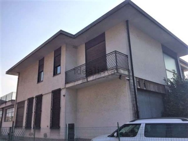 casa indipendente in vendita ad Oleggio