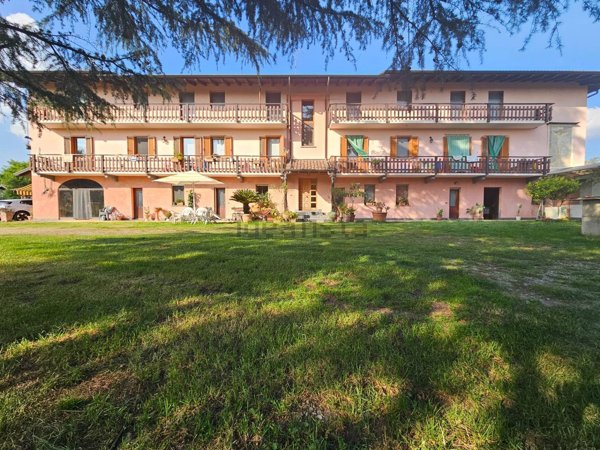 casale in vendita ad Oleggio in zona Loreto