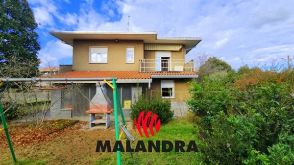 casa indipendente in vendita ad Oleggio in zona Carmine