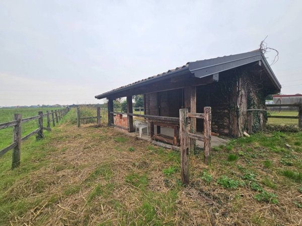 locale commerciale in vendita ad Oleggio