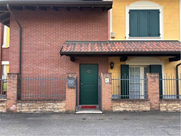 casa indipendente in vendita ad Oleggio