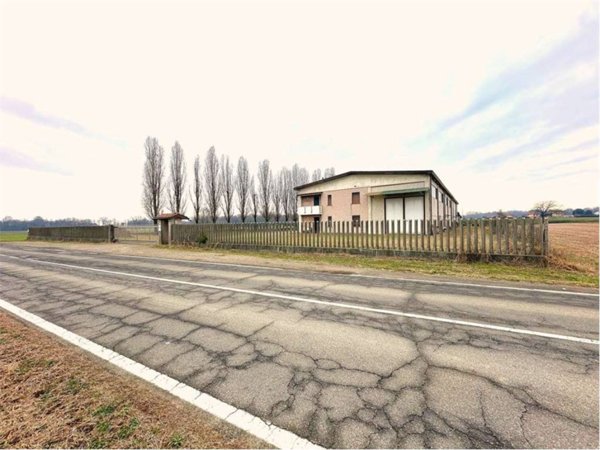 locale di sgombero in vendita ad Oleggio