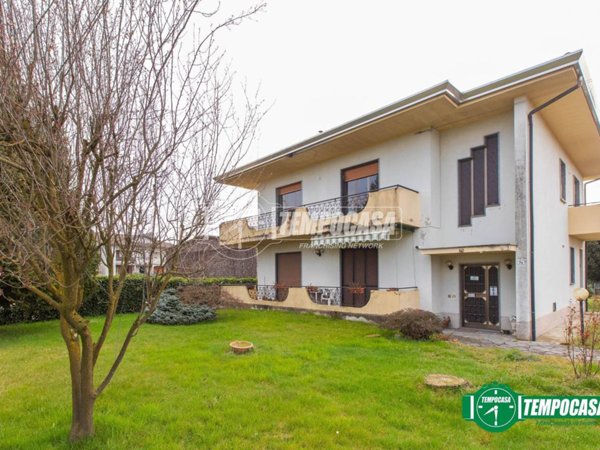 casa indipendente in vendita ad Oleggio