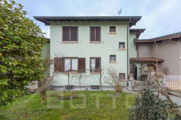 casa indipendente in vendita ad Oleggio in zona Loreto