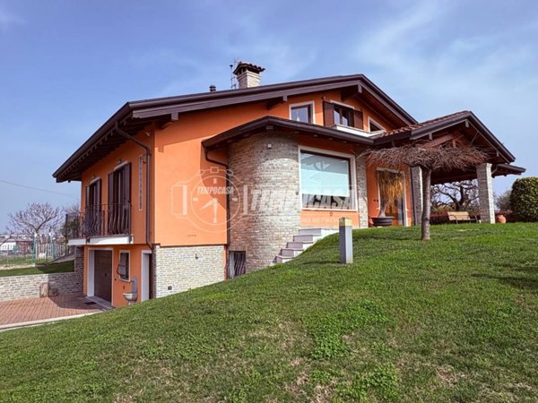 casa indipendente in vendita ad Oleggio