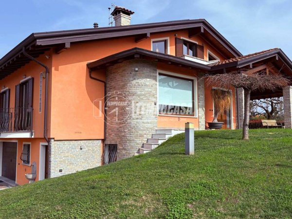 casa indipendente in vendita ad Oleggio
