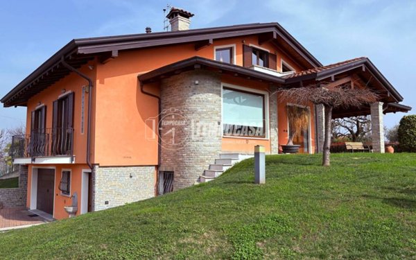casa indipendente in vendita ad Oleggio