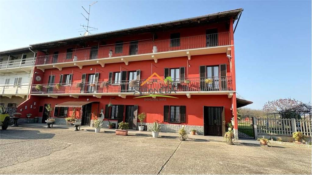 casa indipendente in vendita ad Oleggio in zona San Giovanni