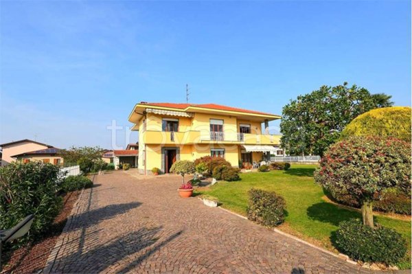 casa indipendente in vendita ad Oleggio