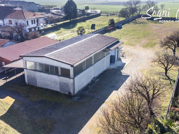 locale commerciale in vendita ad Oleggio