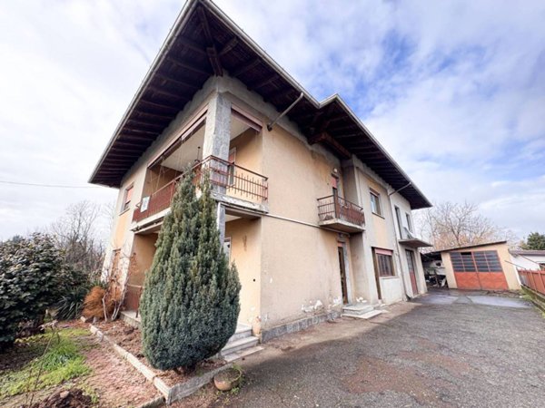 casa indipendente in vendita ad Oleggio in zona Fornaci