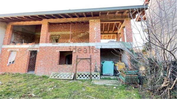 casale in vendita ad Oleggio in zona San Giovanni