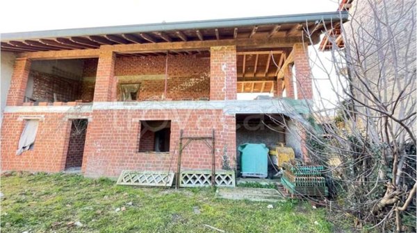 casa indipendente in vendita ad Oleggio in zona San Giovanni