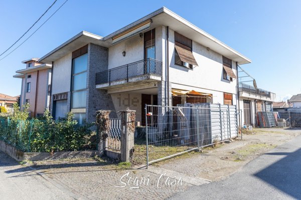 casa indipendente in vendita ad Oleggio