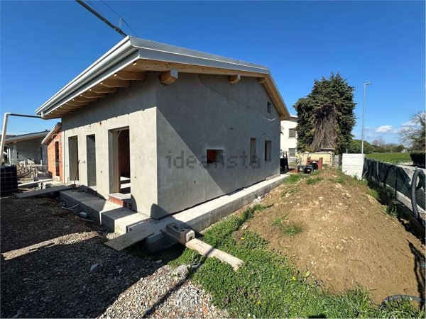casa indipendente in vendita ad Oleggio