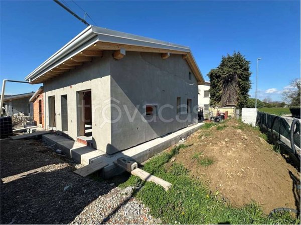 casa indipendente in vendita ad Oleggio