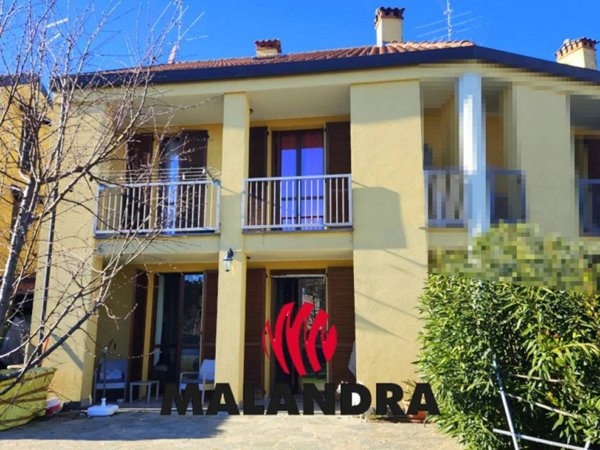 casa indipendente in vendita ad Oleggio