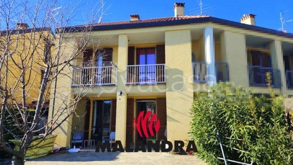 casa indipendente in vendita ad Oleggio