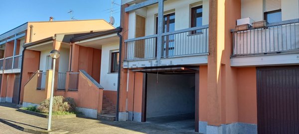 casa indipendente in vendita ad Oleggio