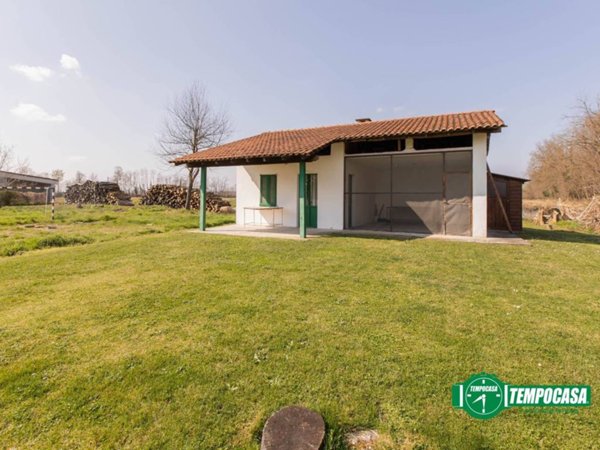 locale commerciale in vendita ad Oleggio