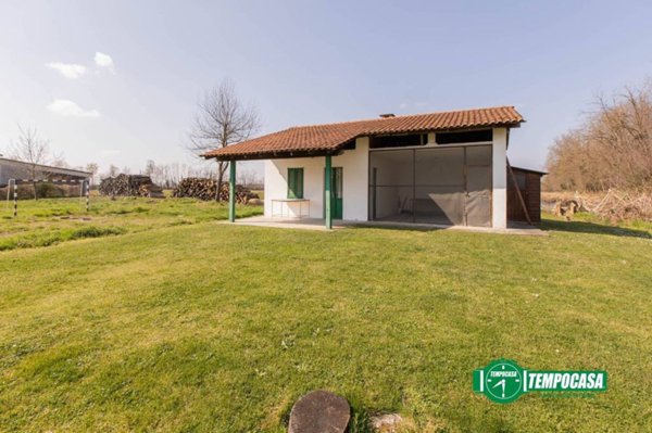 locale commerciale in vendita ad Oleggio