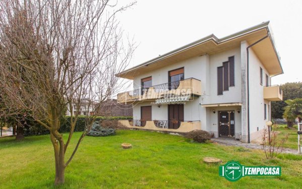 casa indipendente in vendita ad Oleggio