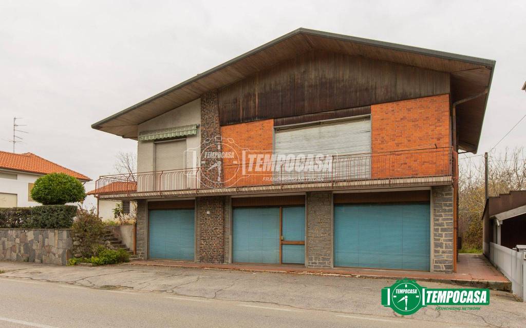 casa indipendente in vendita ad Oleggio in zona Santo Stefano.