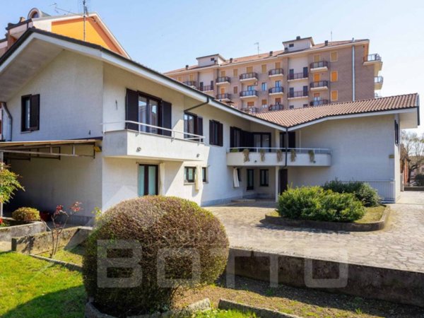 casa indipendente in vendita ad Oleggio in zona Carmine