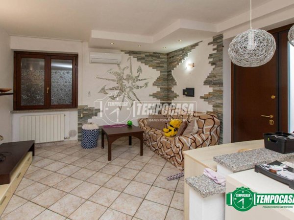 appartamento in vendita ad Oleggio in zona Gaggiolo