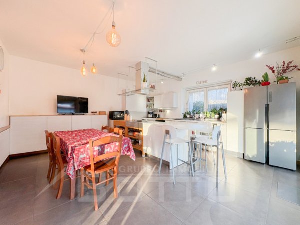 casa indipendente in vendita ad Oleggio