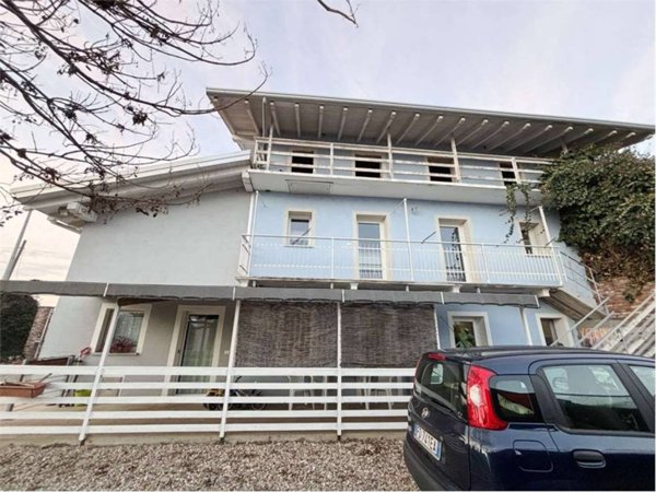 casa indipendente in vendita ad Oleggio in zona Loreto