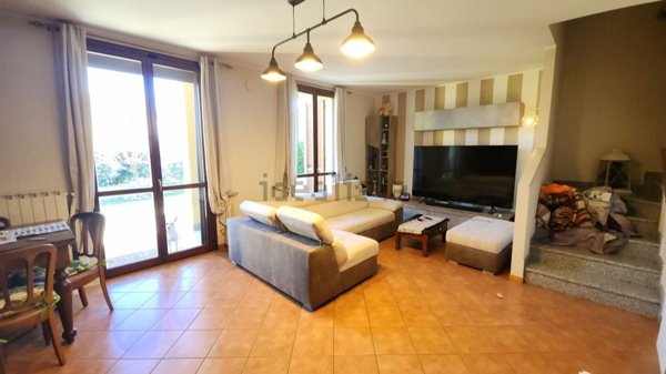 casa indipendente in vendita ad Oleggio