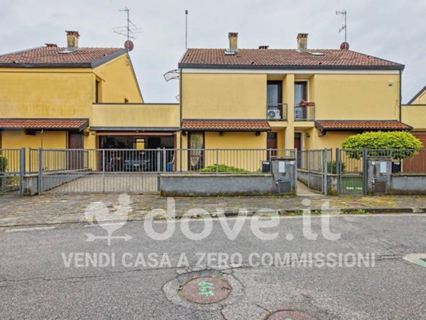 casa indipendente in vendita ad Oleggio