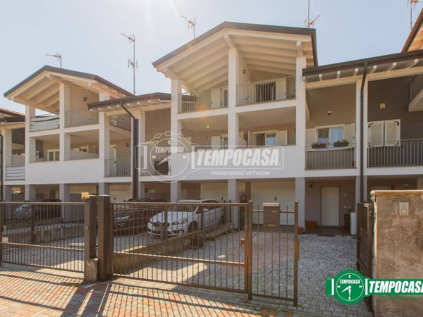 casa indipendente in vendita ad Oleggio in zona San Giovanni