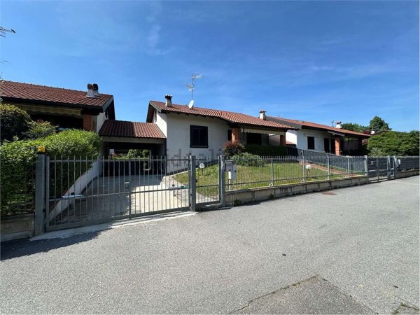 casa indipendente in vendita ad Oleggio