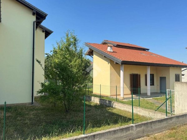 casa indipendente in vendita ad Oleggio in zona Santo Stefano.