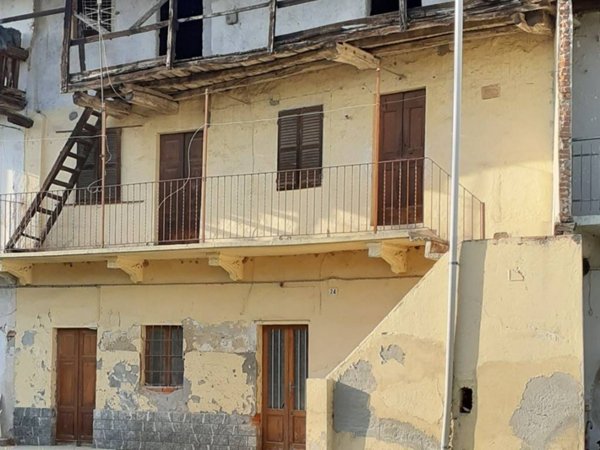 casa indipendente in vendita ad Oleggio in zona Fornaci