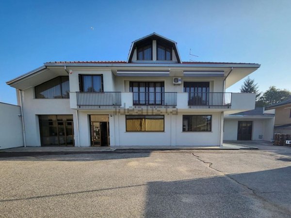 casa indipendente in vendita ad Oleggio