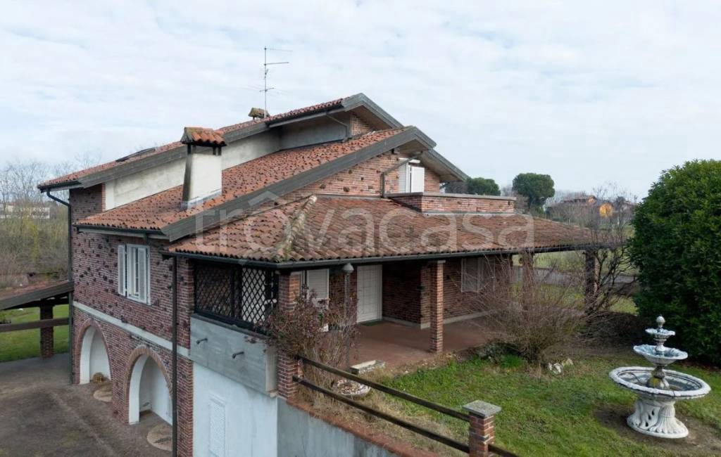 casa indipendente in vendita ad Oleggio in zona Loreto