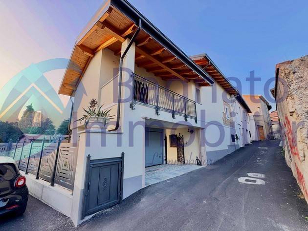 casa indipendente in vendita ad Oleggio