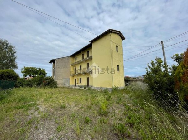 appartamento in vendita ad Oleggio in zona Bedisco