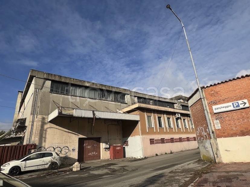 locale commerciale in vendita ad Oleggio