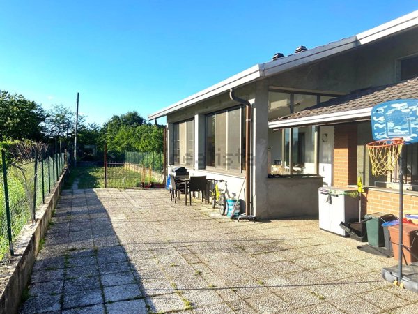 casa indipendente in vendita ad Oleggio