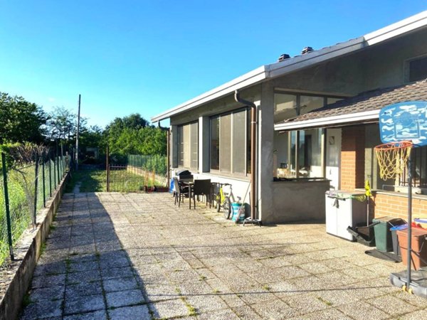 casa indipendente in vendita ad Oleggio in zona San Giovanni