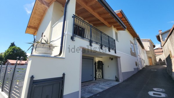 casa indipendente in vendita ad Oleggio