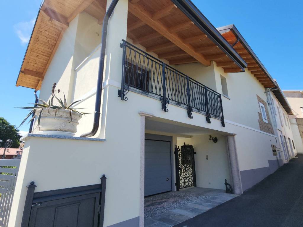casa indipendente in vendita ad Oleggio